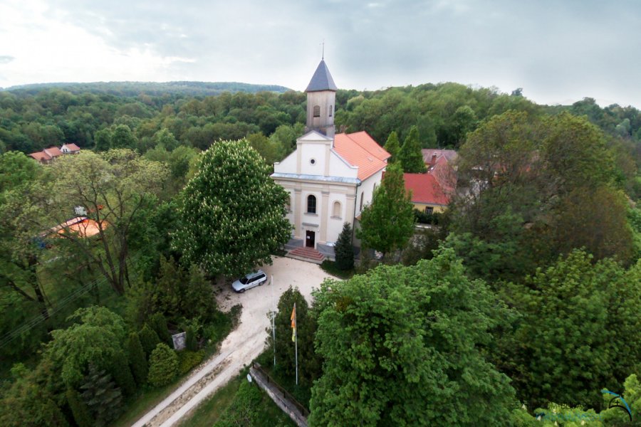 Péliföldszentkereszt kegytemplom és kolostor